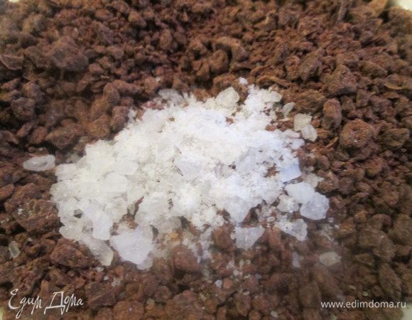Морскую соль (можно заменить солью крупного помола) соединяем с шоколадом. Кусочки соли не должны быть слишком крупные, лучше перемолоть мельницей до среднего размера.