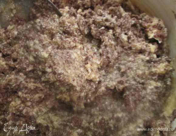 Взбиваем сахар с яйцами и вводим шоколадную и ореховую крошку, масло и муку.  