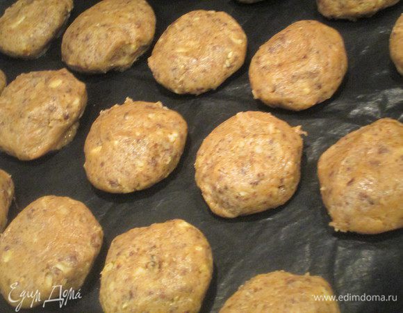 Из шоколадной массы быстро (чтобы соль не успела раствориться, иначе не будет эффекта!) скатываем колобки одинакового размера и укладываем их на силиконовый коврик или пекарскую бумагу на небольшом расстоянии.