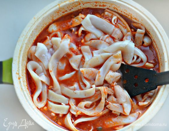 Положите кальмары в соус, перемешайте и тушите 2 — 3 минуты.