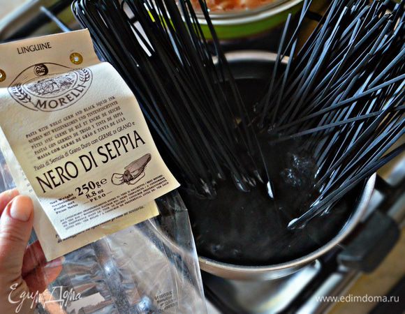 В кипящей подсоленной воде отварите спагетти по времени, указанному на упаковке (у меня — 8 минут).