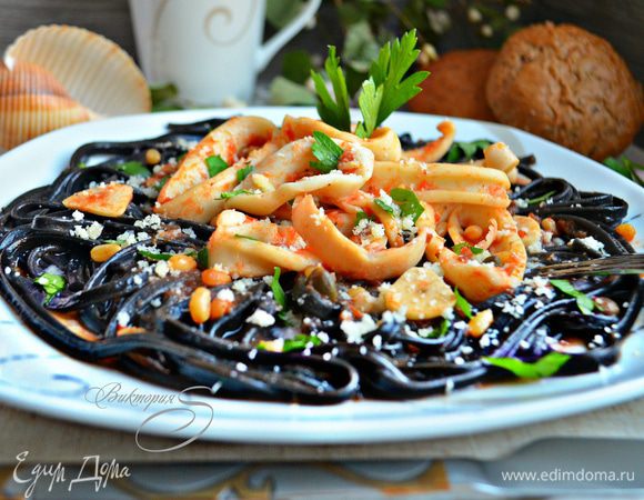 В тарелку выложите порцию спагетти, сверху кальмары с соусом, посыпьте тертым сыром (я в этот раз использовала пекорино) и мелко порубленной петрушкой. Блюдо подавайте горячим тут же к столу! Buon appetito!