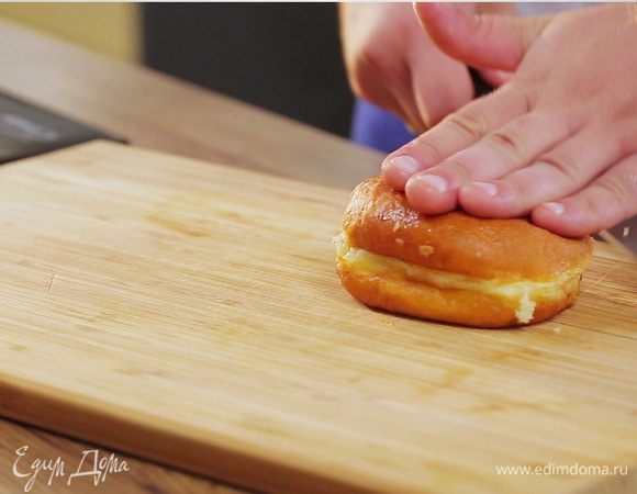 Булочку разрезать вдоль напополам.
