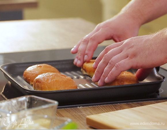 Разогреть сковороду-гриль и подсушивать хлеб до появления румяных полосок.