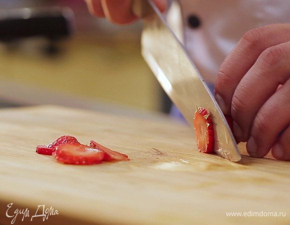 Клубнику разрезать на 4 части (немного ягод оставить целыми для украшения).