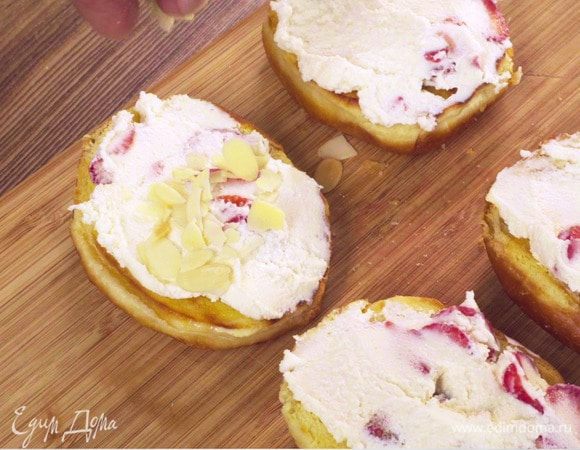 Рикотту с клубникой выложить на ломтики булочки, равномерно распределить ее, посыпать миндальными лепестками, а сверху коричневым сахаром. Голубику и листики мяты аккуратно помыть и высушить.