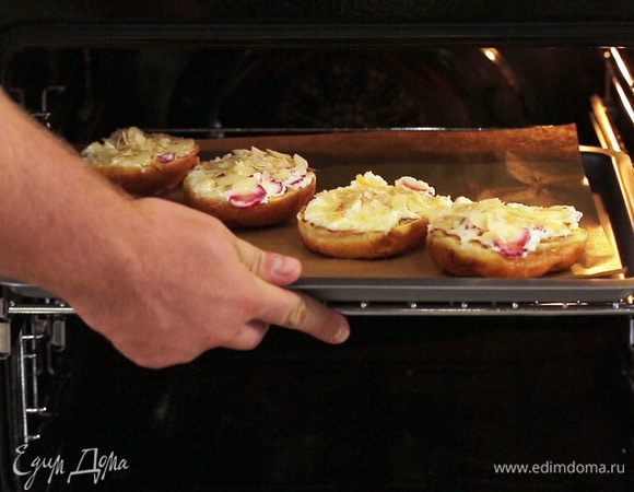 Отправить булочки под разогретый гриль на 3 минуты. 