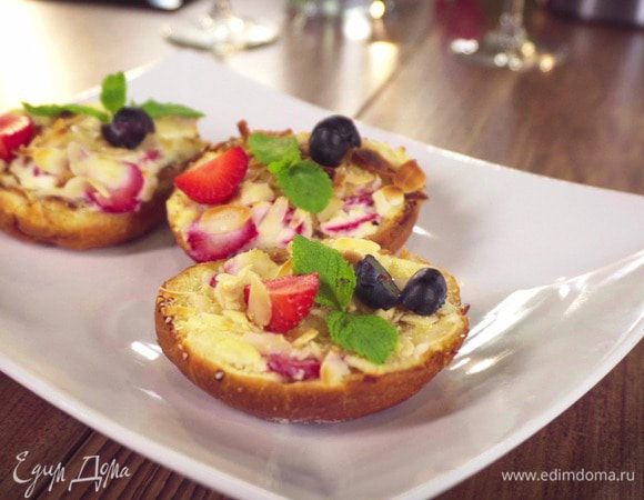 Украсить булочки оставшейся клубникой, голубикой и листьями мяты. Присыпать сахарной пудрой.