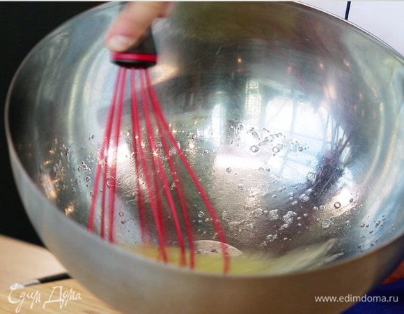 Белки взбить с оставшимся сахаром (75 г) до устойчивых пиков!