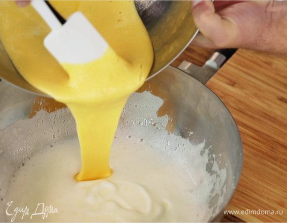 Во взбитые белки добавить в два приема желтки и сухую смесь из муки и крахмала.