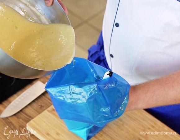 Быстро и аккуратно перемешать заворачивающими движениями до получения пышной массы. Заполнить тестом пекарский мешок с круглой гладкой насадкой.