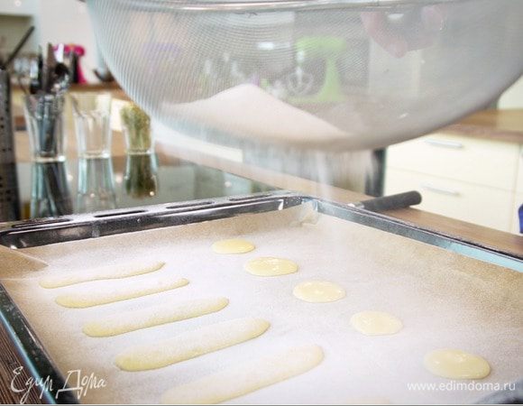 Присыпать один раз сахарной пудрой, дать впитаться и вторично посыпать пудрой.