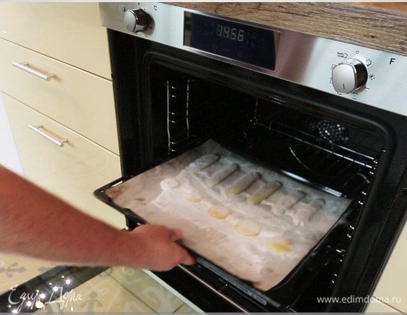 Выпекать в разогретой до 190°С духовке 10 минут. В любом случае следить по своей духовке! 