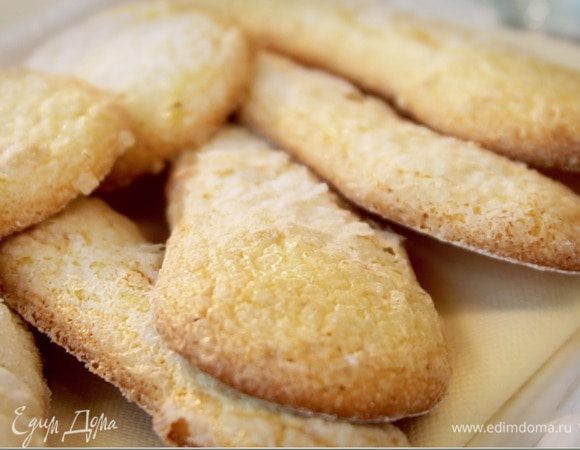 Готовому печенью дать постоять минуты 3–4, после осторожно снять с противня и остудить на решетке.