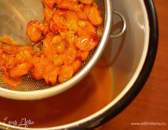 Облепиху разморозить или взять свежую. Протереть через сито. Оставить сок, жмых выбросить. 