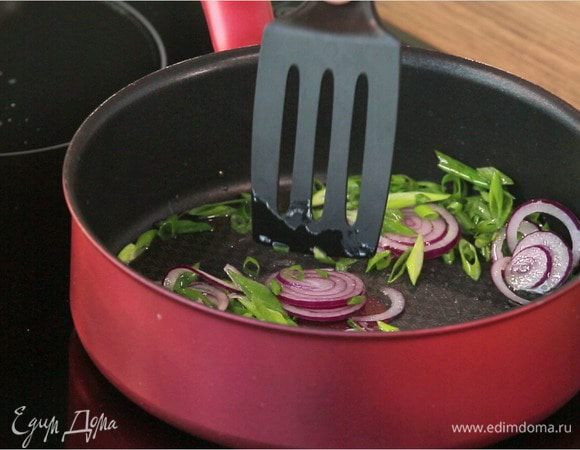 Разогреть в сковороде оливковое масло и обжарить весь лук.
