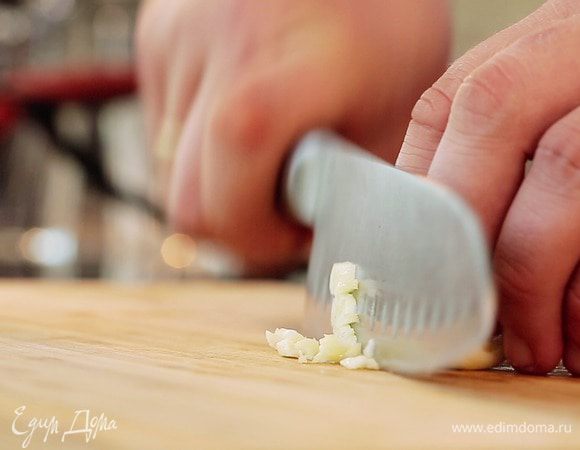 Чеснок раздавить плоской стороной ножа, затем почистить и мелко порубить.

