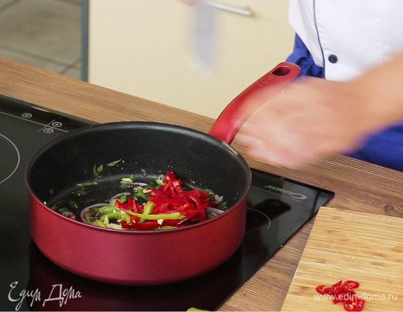 Отправить чеснок и сладкий перец к луку, все перемешать.
