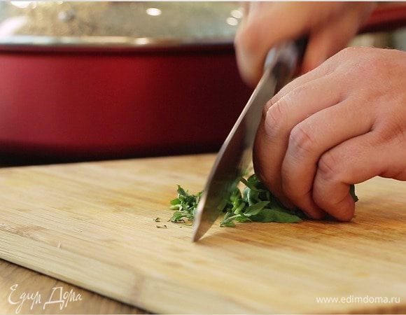 Базилик мелко порубить и посыпать готовую фриттату.