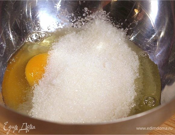В отдельной миске взбить яйца с сахаром до посветления массы и растворения сахара, около 8 минут.
