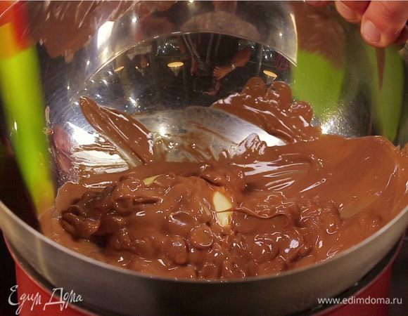 На водяной бане растопить 100 г сливочного масла и темный шоколад. Отставить в сторону. Добавить шоколад в яичную массу, добавить муку и разрыхлитель и перемешать.
