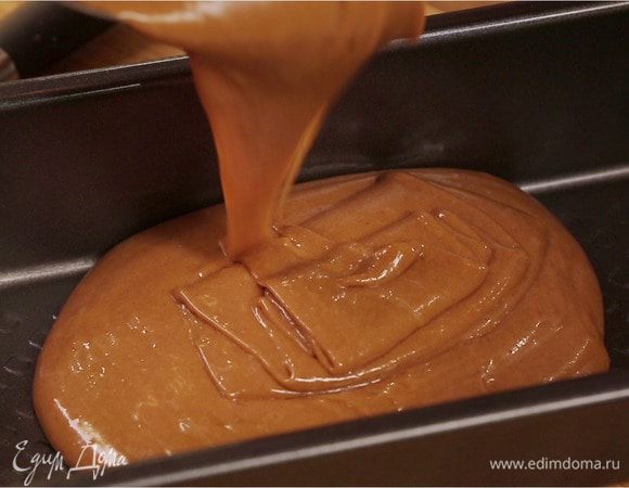 Берем прямоугольную форму для выпечки. Выложить тесто в форму, разровнять и поставить в разогретую до 160°С духовку на 25–30 минут.
