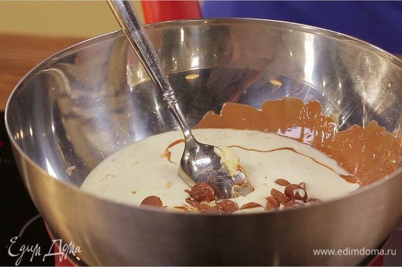 Пока выпекается бисквит можно заняться приготовлением шоколадного ганаша. В сотейнике на водяной бане растопить 50 г масла и 200 г шоколад, влить сливки (33%), размешать и проварить пару минут до загустения. Отставить в сторону и дать крему немного остыть.