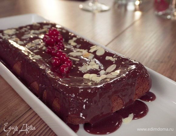 Готовый бисквит достать из духовки, дать ему постоять в форме пару минут и после сразу выложить, просто перевернув форму. Остывший пирог полить теплым ганашем и после убрать торт в холодильник на 3 часа. Часть ганаша немного впитается в бисквит. Перед подачей украсить торт свежими ягодами! 
