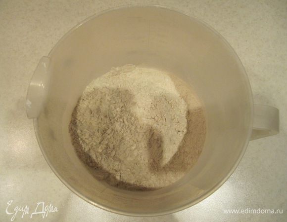 Просеянную муку соединить с разрыхлителем, содой и корицей.