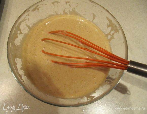 В миске с помощью венчика, не взбивая, соединить в однородную массу банановое пюре, яйцо, сметану, растительное масло и все виды сахара (в том числе, ванильный).