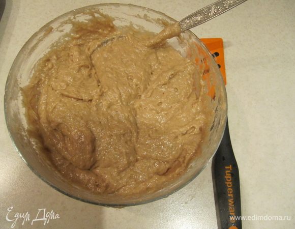 Ввести к жидким ингредиентам сухие и вымесить тесто. Очень тщательно вымешивать не нужно. Как только все ингредиенты объединятся, прекращаем вымешивать. Если останутся небольшие кусочки муки, ничего страшного. Тесто должно быть воздушным, а не плотным, как на кексы.