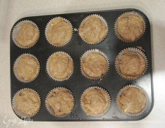 Выкладываем оставшееся тесто поверх трюфелей так, чтобы формочки были заполнены приблизительно на 3/4.