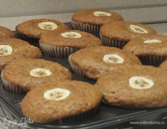 Готовым маффинам даем остынуть прямо в форме около 15 минут. А уже затем извлекаем их из формы.