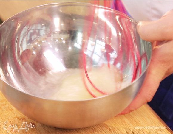 Белки слегка посолить и взбить миксером в крепкую пену.