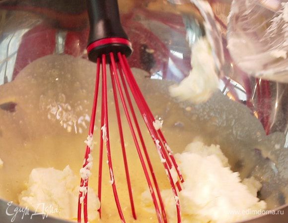 Половину маскарпоне выложить к желткам и все перемешать деревянной ложкой, добавить оставшийся сыр и еще раз вымешать. Взбивать миксером на самой медленной скорости до получения однородной массы.