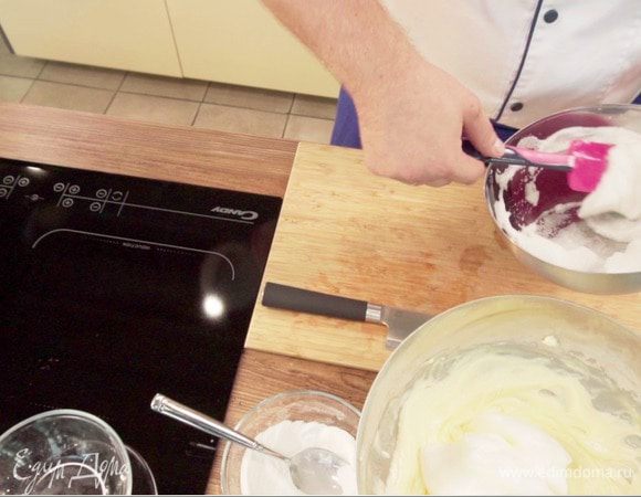 Добавить в крем взбитые белки, перемешать и отправить в холодильник.