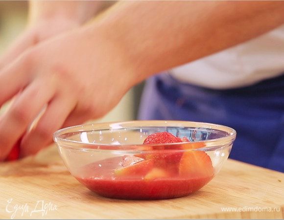 Клубничный соус снять с огня, вынуть палочку корицы и все пряности, взбить ягоды погружным блендером, затем охладить, добавить остальную клубнику.