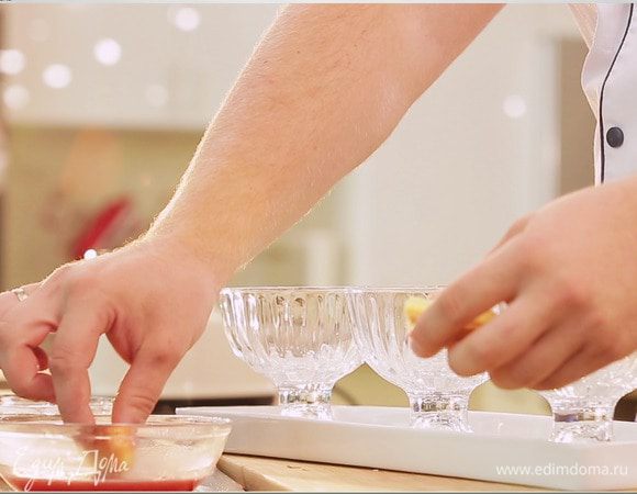 В остывший клубничный соус опустить печенье и дать пропитаться (можно разломить печенье пополам).