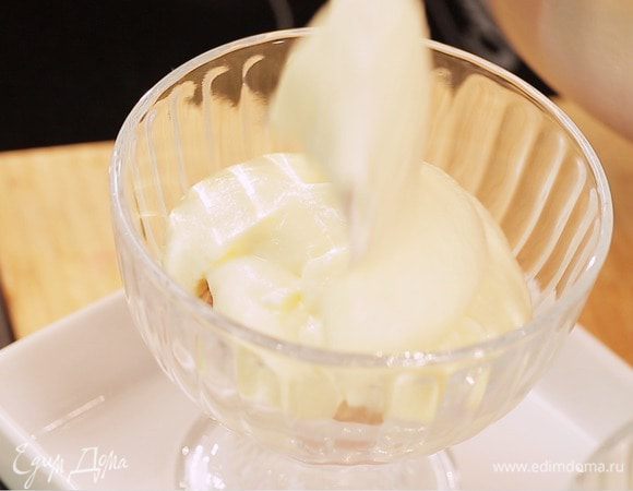 На дно прозрачных бокалов выложить пропитанное соусом печенье, сверху крем из маскарпоне. Убрать в холодильник на 2 часа.