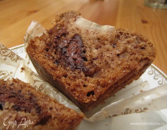 Маффин в разрезе с начинкой из шоколадного трюфеля в центре.