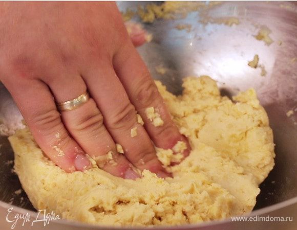 Вымесить тесто и поставить подойти на 30 минут в теплое место.