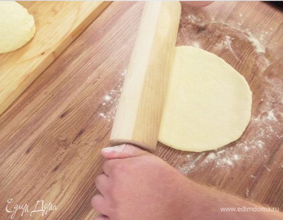 Разделить тесто на 2 части, раскатать одну часть в тонкий пласт. 