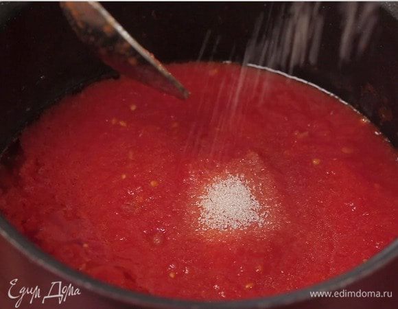 Для соуса в кастрюле разогреть 4–5 ст. л. оливкового масла и обжарить зубчик чеснока. Добавить томатный соус, чайную ложку сахара, немного посолить и слегка уварить соус.