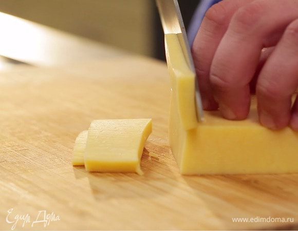 Пока готовится соус, отварить 7 яиц (1 яйцо оставить для соуса-заливки). Сыр взять из тех сортов, которые хорошо плавятся, нарезать.