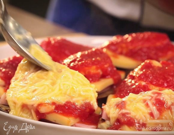 Выложить сырный соус на поверхность запеканки.