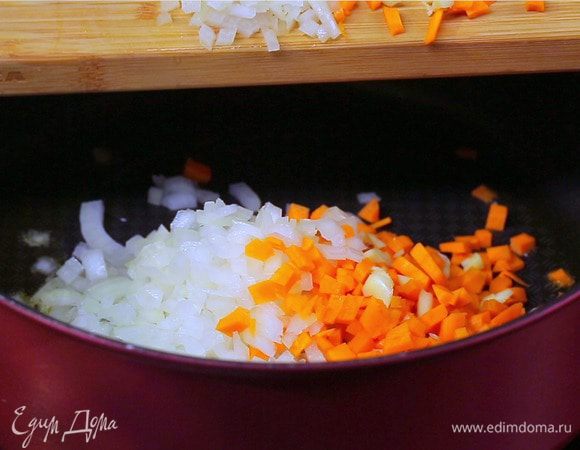 Сначала приготовим мясной соус. Для этого лук, чеснок и морковь почистите, мелко порубите, обжарьте на оливковом масле до мягкости. Добавьте фарш, обжаривайте 10 минут.
