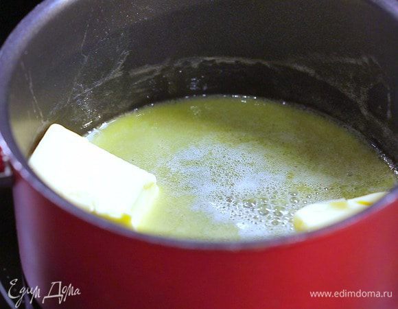 Приготовьте сливочный соус. Растопите сливочное масло в небольшом сотейнике.
