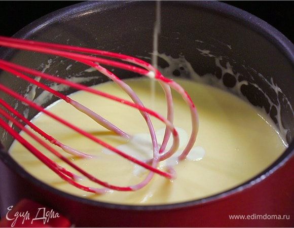 Добавьте муку к сливочному маслу и хорошо перемешайте, чтобы не было комочков.
