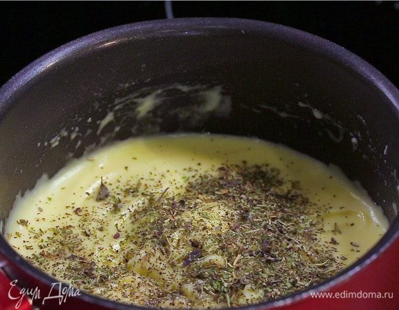 Когда мука поджарится, постепенно влейте горячие сливки, постоянно работая венчиком, добавьте прованские травы, соль. Доведите до кипения, убавьте огонь до минимума и варите еще несколько минут, пока соус слегка не загустеет. 
