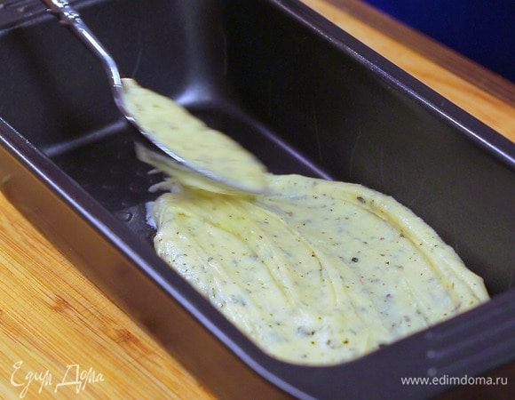 На дно жаропрочной формы влейте немного сливочного соуса и затем выложите листы лазаньи. Листы лазаньи предварительно отваривать не нужно. В духовке за 30 минут они будут готовы. Самое главное, чтобы соуса было достаточно. Сверху равномерно распределите слой мясного соуса, присыпьте тертым сыром и снова накройте листами лазаньи.
